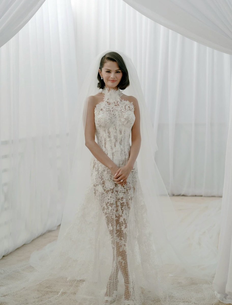 selenatoroffind's tweet photo. Selena ❤️❤️ #selenawedding https://t.co/kIgU92THR8
