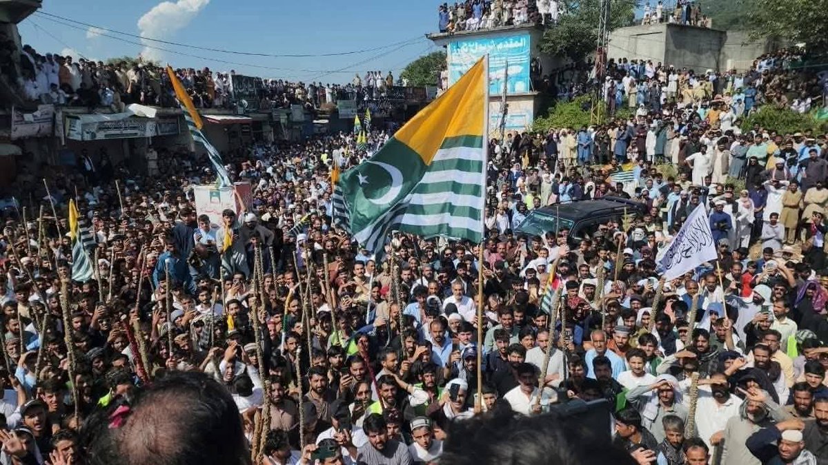 Total mobile &amp; internet blackout in Azad Kashmir for 4 days
People face severe hardships. Overseas Kashmiris cut off from families.
We urge human rights orgs to take urgent notice. #AzadKashmir #HumanRights #UN #standwithkashmir