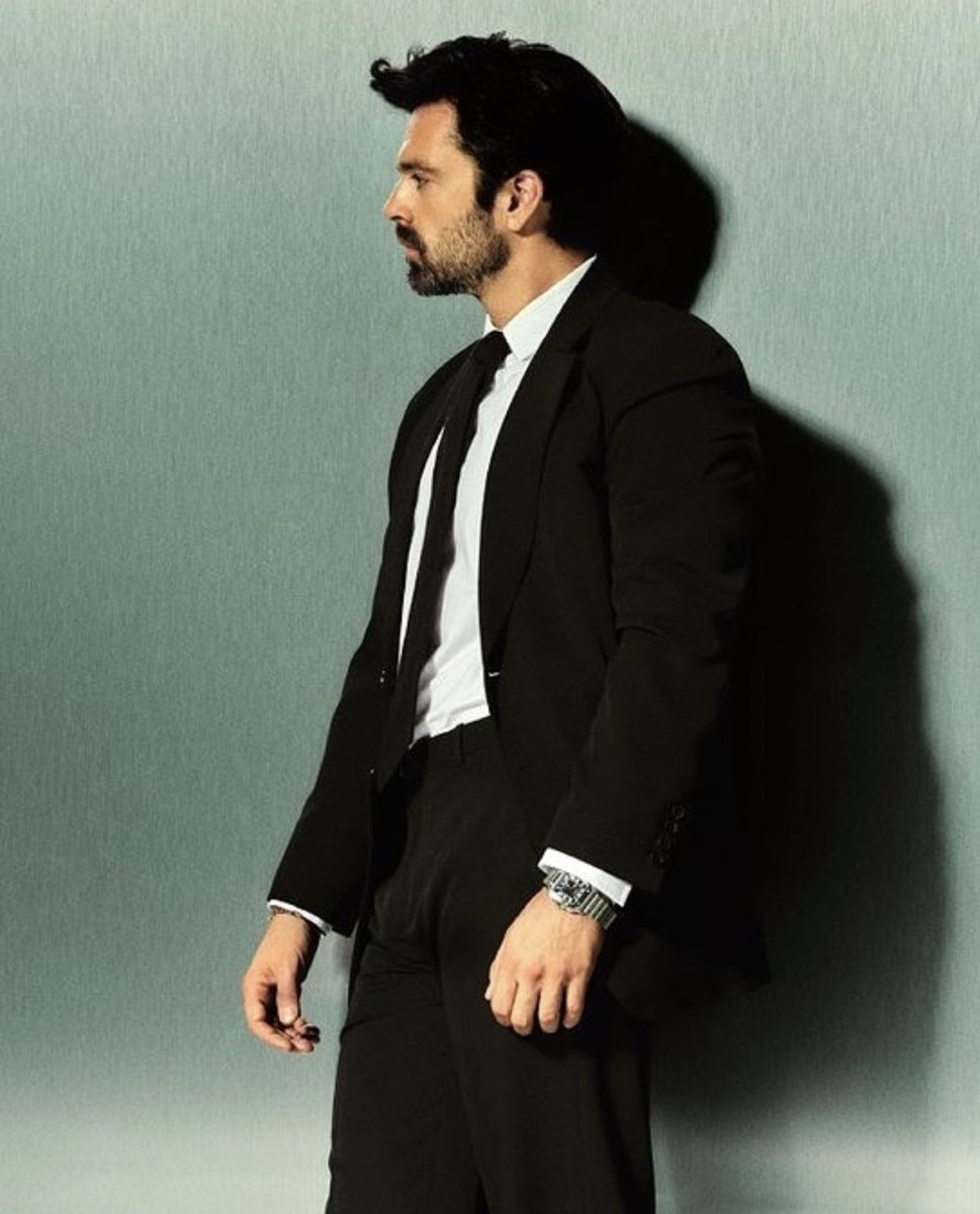 WHAT THE HELL WHAT THE WHAT THEE OMG HE LOOKS SO GOOD. SEBTENTTTTTT