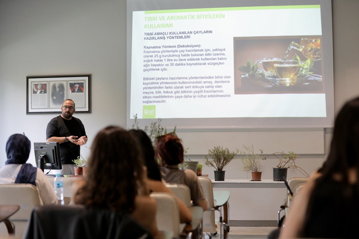 Bitkilerin mucizevi özelliklerini hep birlikte keşfettik! 🪴🤗 <a href="/buyuthayalleri/">Büyüt Hayallerini</a> bursiyerleri; Tıbbi ve Aromatik Bitkiler Atölyemizde tıbbi ve aromatik bitkileri tanıyarak sağlık ve yaşam kalitesi üzerindeki etkilerini öğrendiler, doğal uygulamalar hakkında bilgiler edindiler.