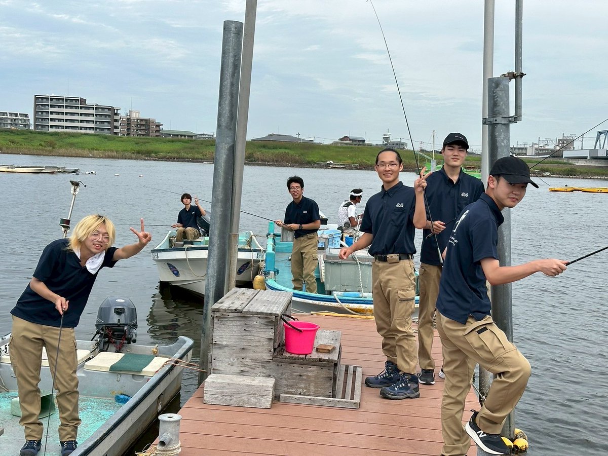 ▷ ▷ #TCA東京ECOの授業風景 ◁ ◁
🌱野生動物&amp;自然環境クリエーター専攻、🦖恐竜・自然史博物専攻の学生さんたちが、#フィールドテクニック 実習の一貫で #ハゼ釣り に🐟

1年生は、先輩たちに教わりながら、
魚釣りが初めての学生さんも、しっかり魚をとらえていました🎣✨
#動物専門学校