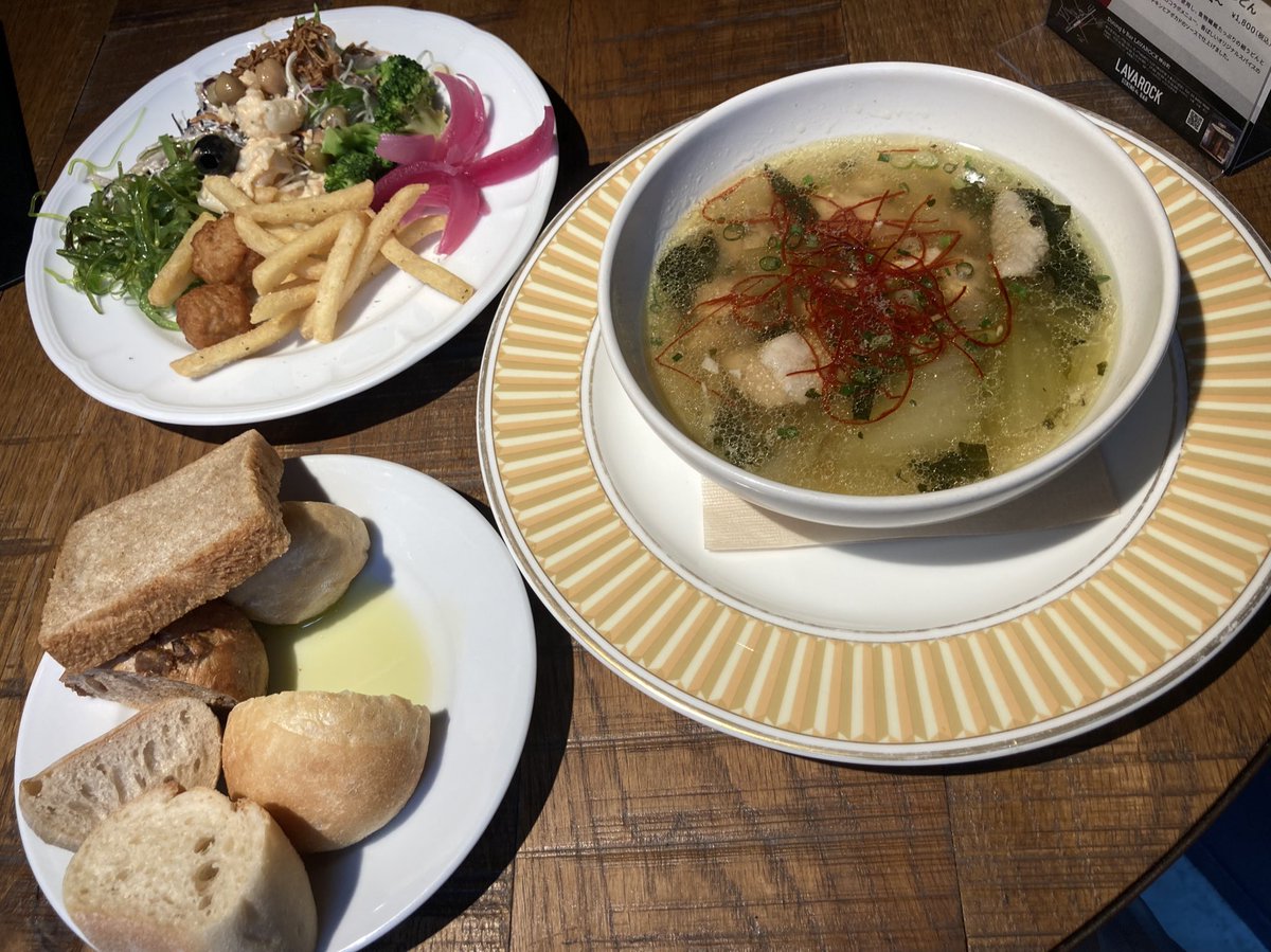 aokinapple15's tweet photo. 異動先は外食候補がいっぱい!
ちょい高ランチの #Lavalock では
ランチに必ずパンとサラダの食べ放題+持ち帰り珈琲付き🤩
中入ったらフレーバーポテトも食べ放題だった😆
パンはオリーブ油か注文のスープにつけられる!
#神谷町 https://t.co/8KeEy6FmG4