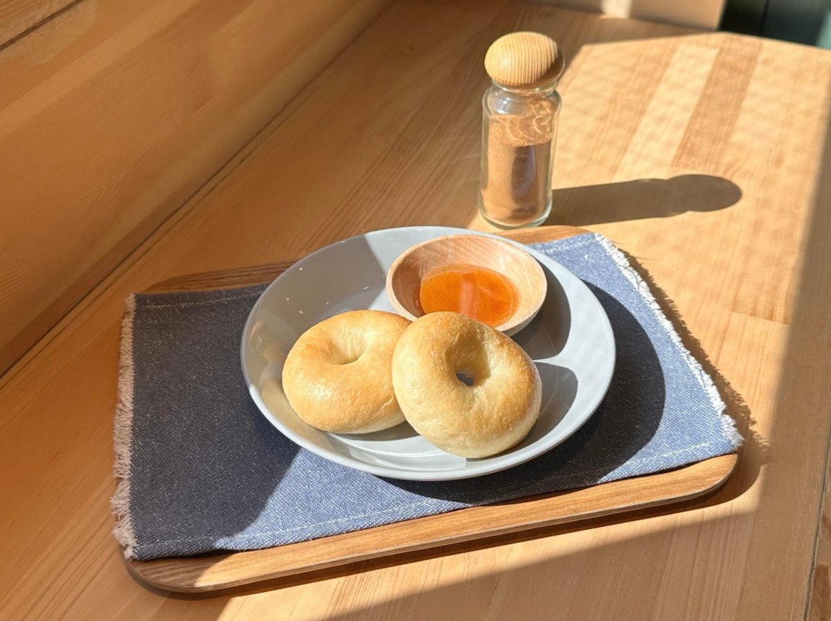 サウナラボ名古屋です🐻‍❄️🏠

“FIKA (フィーカ)“という言葉を知っていますか？
スウェーデンの習慣で家族や友人とコーヒーやお菓子を囲みながら会話を楽しむ大切な時間のこと🇸🇪

サウナの合間に大切な人とFIKAしませんか😌☕️

＃FIKA　#コーヒーの日