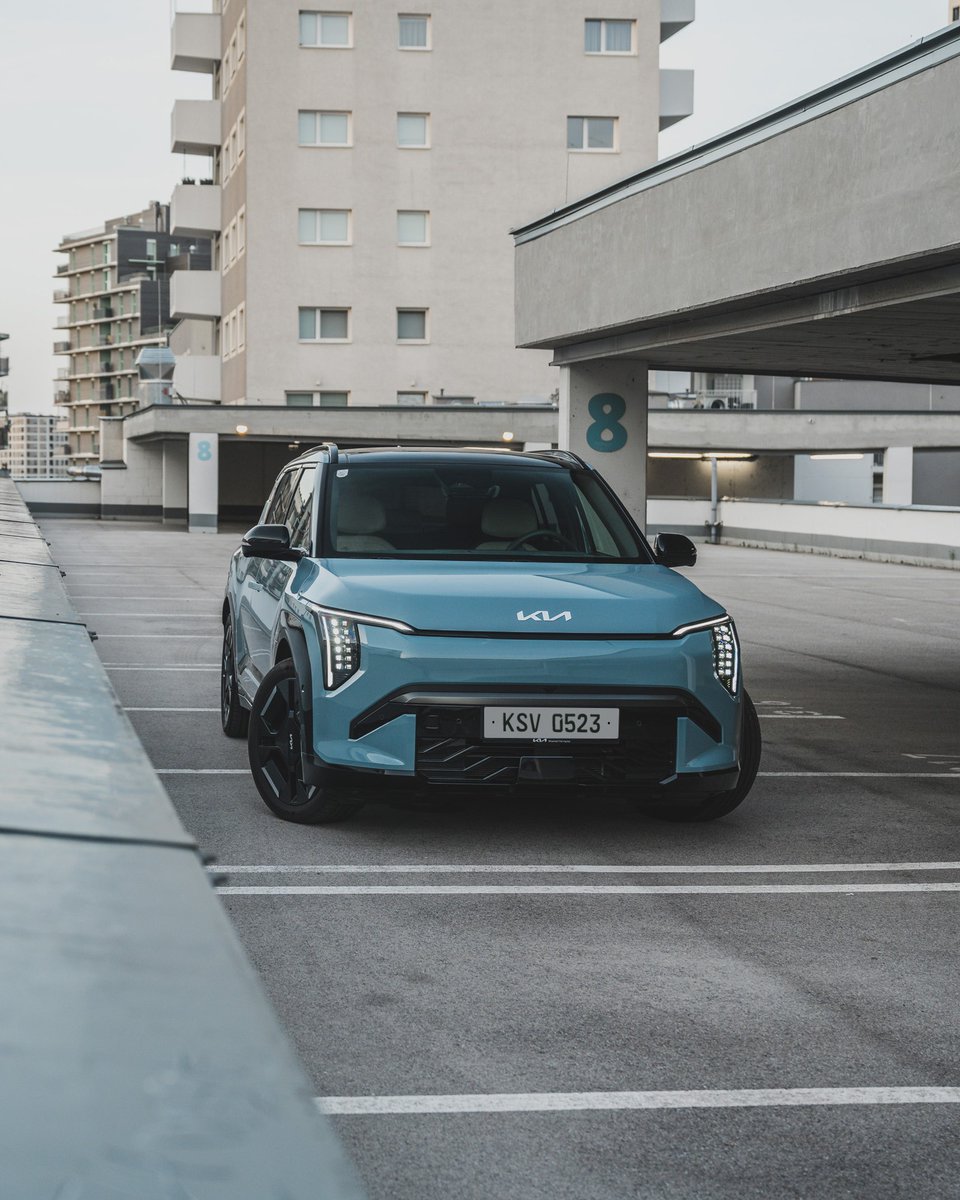 Kia_Worldwide's tweet photo. In the city’s rhythm, the EV3 stands picture-perfect. 

(IG): oliverhphoto &amp; fastforward_cars

#Kia #MyKia #EV #EV3 #MovementThatInspires https://t.co/3FJrRG7MMe
