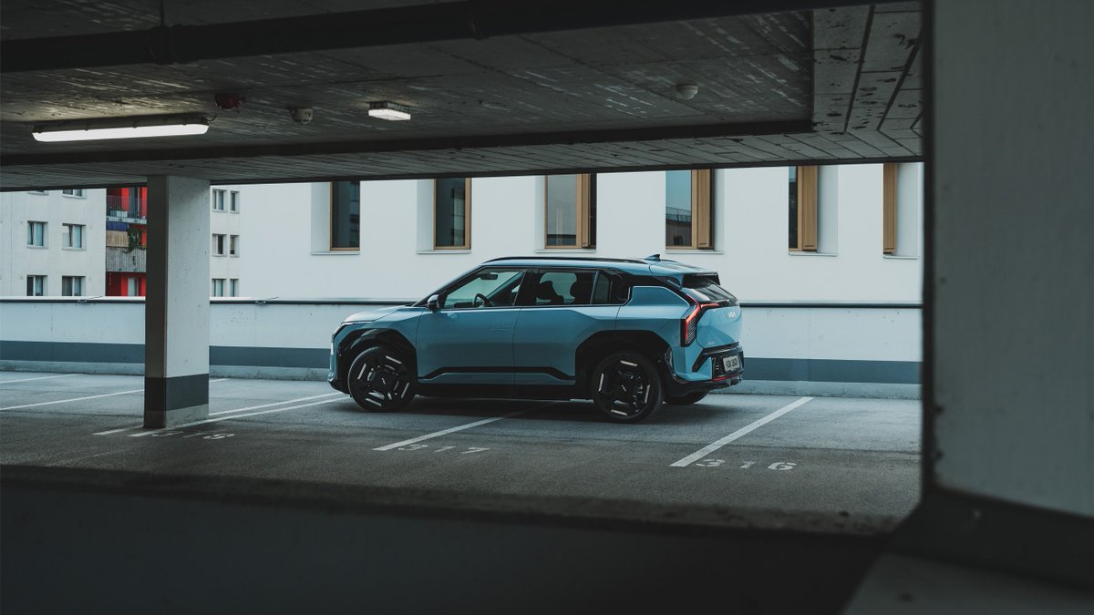 Kia_Worldwide's tweet photo. In the city’s rhythm, the EV3 stands picture-perfect. 

(IG): oliverhphoto &amp; fastforward_cars

#Kia #MyKia #EV #EV3 #MovementThatInspires https://t.co/3FJrRG7MMe