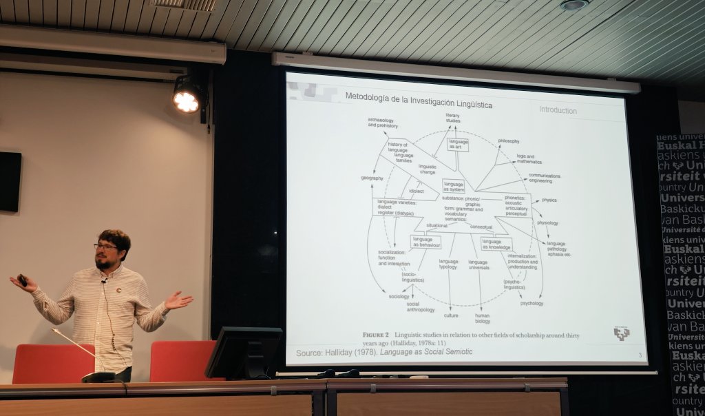Mikel Santesteban, 1er ponente plenario de la #AJL2025 

» Una gran forma de plantear preguntas de investigación es replicar  con una ligera variación. Si hay muchos estudios sobre el coste de procesamiento de oraciones canónicas en jóvenes, plantéalo en enjevecimiento saludable.