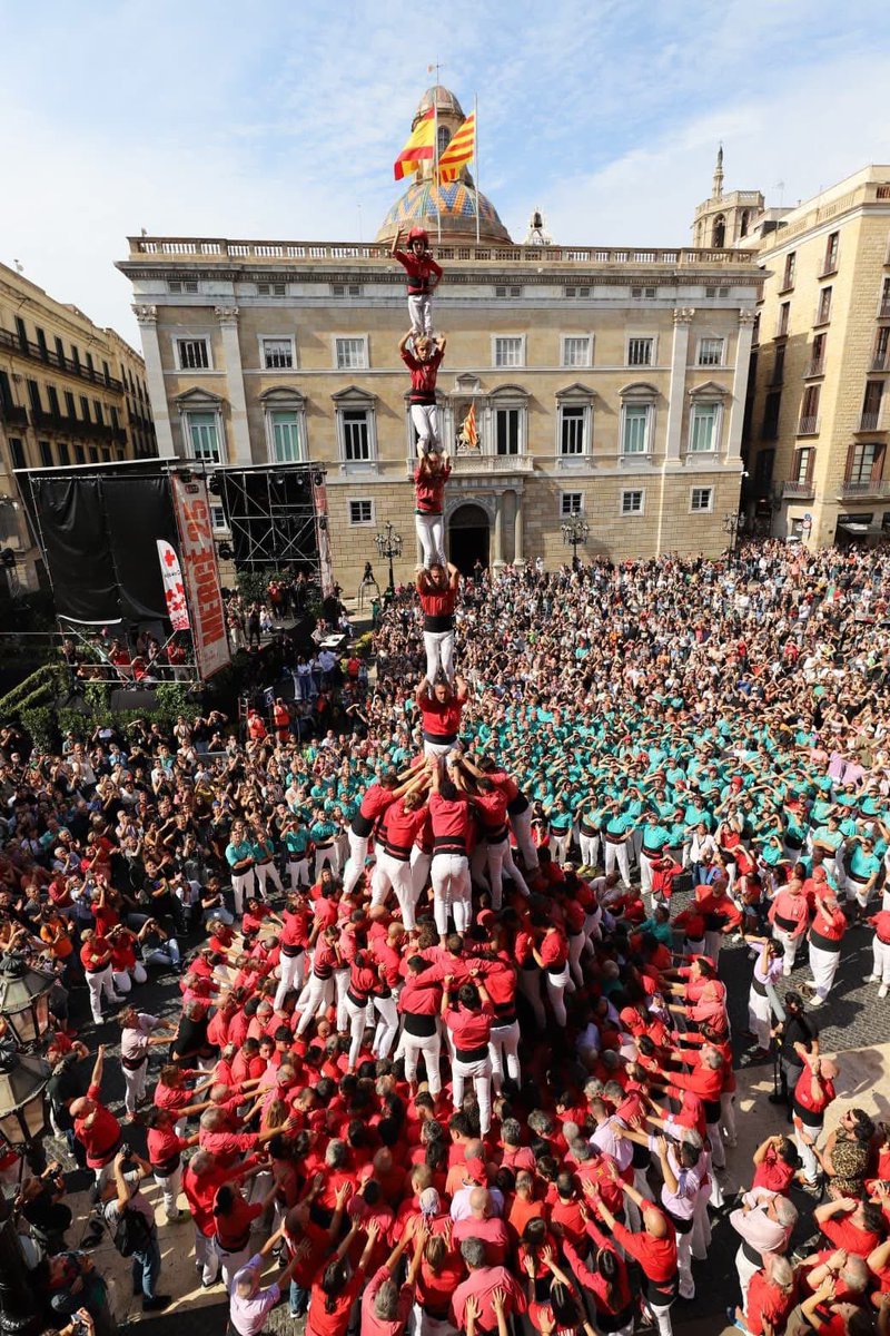 JovesValls_EN's tweet photo. Last Sunday we performed in #Barcelona on the occasion of Les Festes de la Mercè.
We successfully completed the 3 of 9 with folre, the 2 of 9 with folre and manilles, the 4 of 9 with folre and the pillar of 8 with folre and manilles!
#castells #humantowers https://t.co/EST44AEJ5t