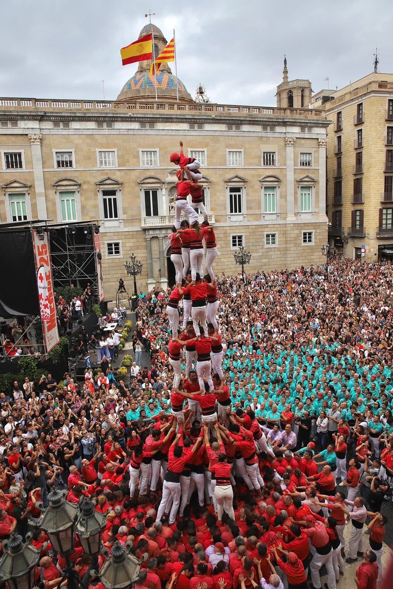 JovesValls_EN's tweet photo. Last Sunday we performed in #Barcelona on the occasion of Les Festes de la Mercè.
We successfully completed the 3 of 9 with folre, the 2 of 9 with folre and manilles, the 4 of 9 with folre and the pillar of 8 with folre and manilles!
#castells #humantowers https://t.co/EST44AEJ5t