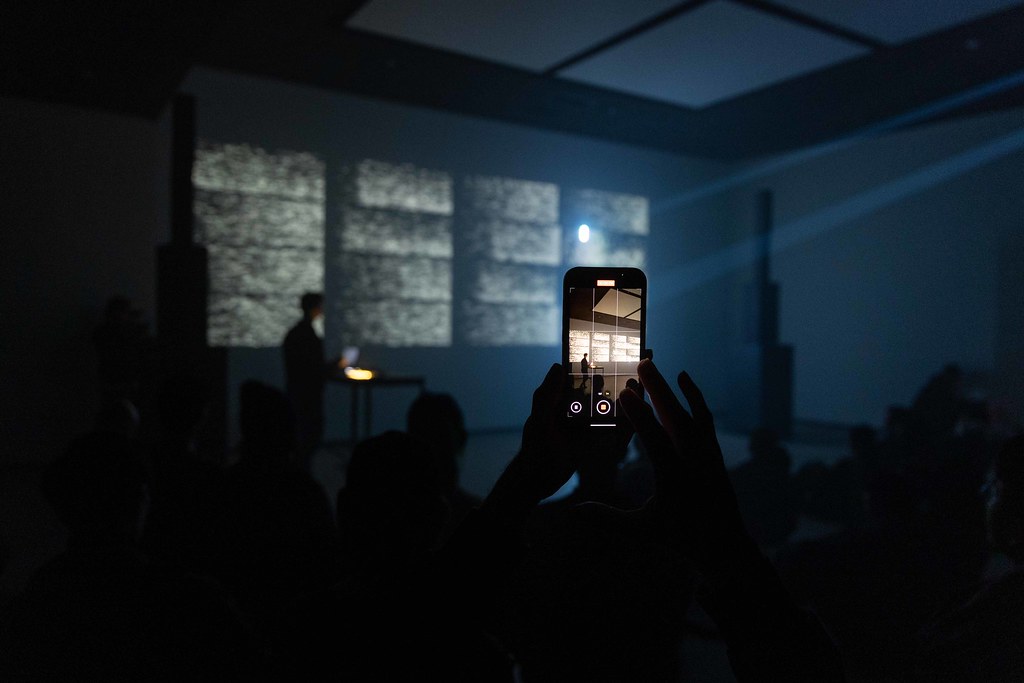 Alex Augier, un dels artistes més rellevants de l'escena digital europea, presenta al pati de Casa Canals "Hex /A\", una proposta que sincronitza àudio, vídeo i làser.
🔸 L'AV Show tindrà lloc després de la inauguració de l'Espai L.

📅 3/10 - 20.30h
🤝<a href="/ElJardiDigital/">ElJardiDigital</a>
🎟️ Lliure!