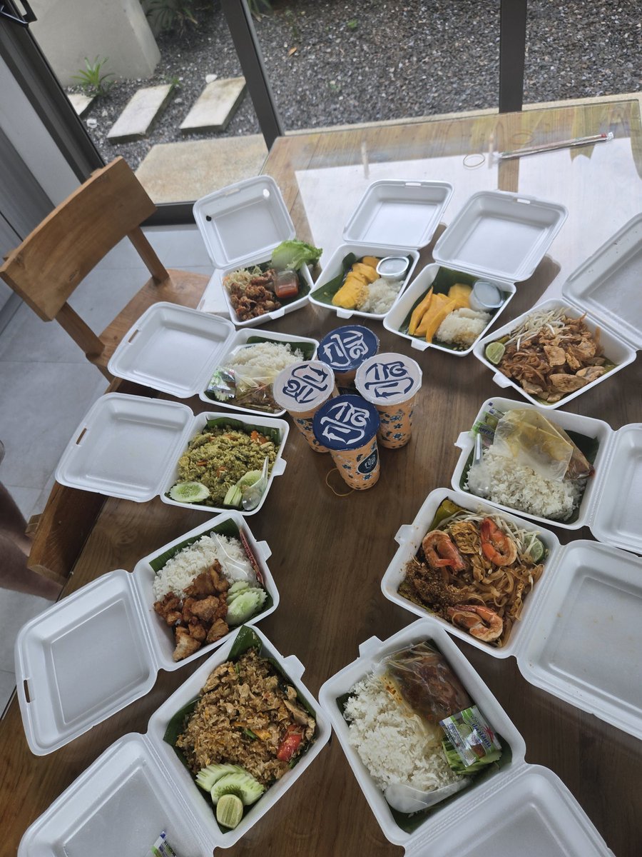 DanielDidWhat's tweet photo. @amitisinvesting Came to Thailand and been using $GRAB, and just spent 50 Dollars on this full meal. Their service of both rideshare and food delivery top notch. https://t.co/Zq2LhjKQl5