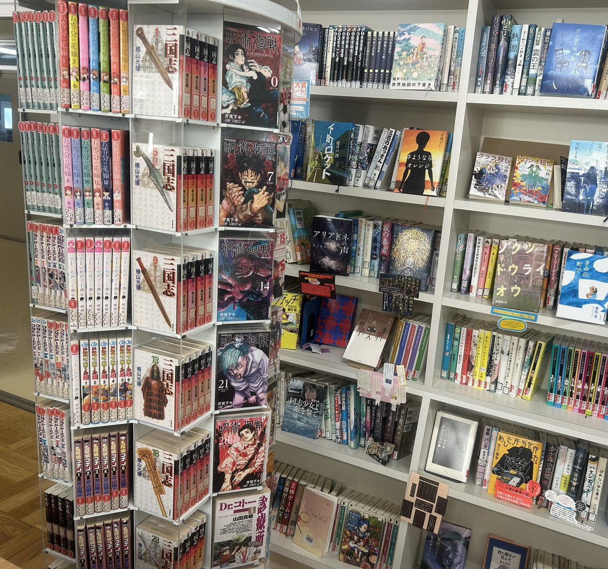 日本共産党 は、小・中学校の図書館司書の配置を増やすよう求めてき