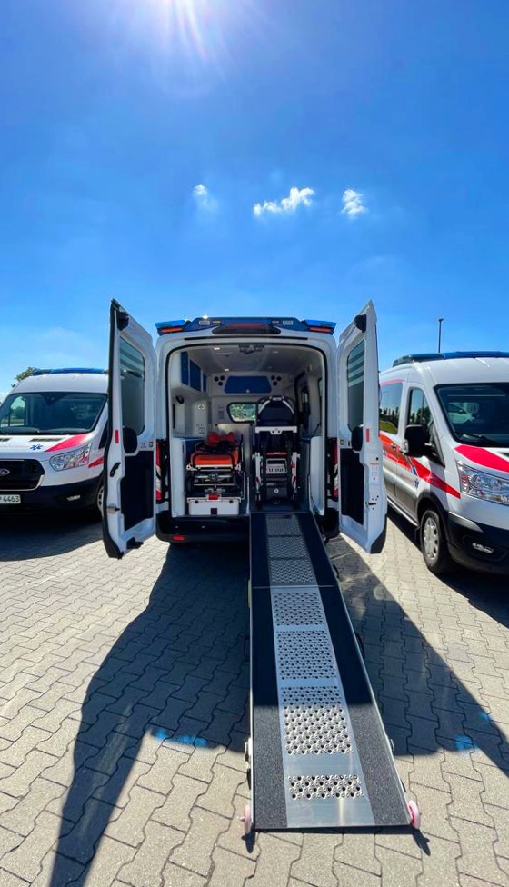 SpreeAmbulance's tweet photo. 👵🧓 Heute ist der Internationale Tag der älteren Menschen.

Seit dem 1. Mai 1995 sind wir in Berlin für Patientinnen und Patienten unterwegs – das sind inzwischen 30 Jahre qualifizierter Krankentransport nach Rettungsdienstgesetz.

Unsere Rettungssanitäter leisten mehr als nur Fahrten:

✅ Umlagerung direkt in der Wohnung
✅ Fachgerechter Transport auf Trage oder Tragestuhl
✅ Medizinisch sichere Beförderung im Krankentransportwagen
✅ Übergabe an das Fachpersonal am Zielort

Für uns bedeutet das: Sicherheit, Würde und Respekt – seit drei Jahrzehnten, Tag für Tag.

Besonders stolz sind wir auch auf unsere Kolleginnen und Kollegen, die inzwischen im Ruhestand sind und uns weiterhin als Teilzeitkräfte unterstützen. Erfahrung und Engagement, die unser Team stark machen.

👉 Fahrten bestellen Sie über die Krankentransport-Leitstelle: 030 986 94141

🚑 Spree-Ambulance – Ihr Partner für qualifizierten Krankentransport in Berlin.
Seit 30 Jahren. 100 % Einsatz.

#TagDerÄlterenMenschen #Senioren #GesundImAlter
#QualifizierterKrankentransport #KrankentransportBerlin #Rettungssanitäter
#Berlin #BerlinGesundheit #BerlinSenioren
#Sicherheit #Würde #Respekt #Teamwork
#30Jahre #Seit1995 #ErfahrungDieZählt