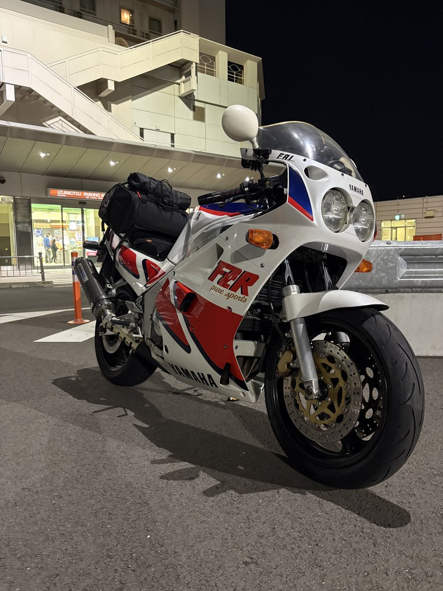FZR1000_'s tweet photo. まぁ、パーキングエリアに入れたのが唯一の救いか

＃FZR1000 https://t.co/hGNGsLj07Y