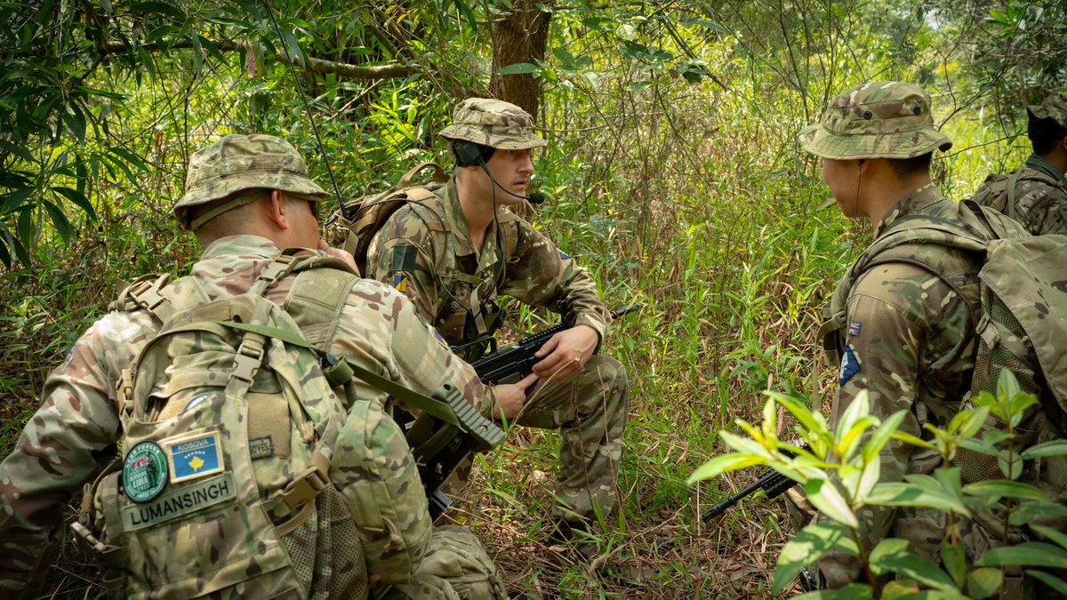 DefenceOps's tweet image. Welcome to the Jungle!🌿🛡️
@DefenceHQ troops joined FPDA partners in the Malaysian Jungle for Ex #BersamaLima 25🇲🇾
Mastering survival skills from fire-making to food prep & forging the trust that powers our operations💪🇬🇧
Tough training. Stronger bonds. Ready for the field.