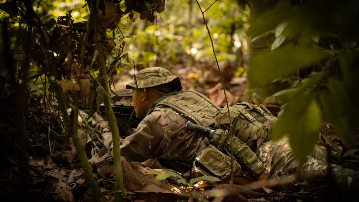 DefenceOps's tweet image. Welcome to the Jungle!🌿🛡️
@DefenceHQ troops joined FPDA partners in the Malaysian Jungle for Ex #BersamaLima 25🇲🇾
Mastering survival skills from fire-making to food prep & forging the trust that powers our operations💪🇬🇧
Tough training. Stronger bonds. Ready for the field.