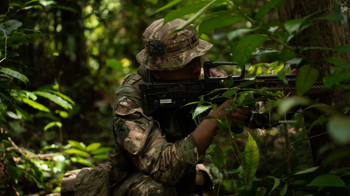 DefenceOps's tweet image. Welcome to the Jungle!🌿🛡️
@DefenceHQ troops joined FPDA partners in the Malaysian Jungle for Ex #BersamaLima 25🇲🇾
Mastering survival skills from fire-making to food prep & forging the trust that powers our operations💪🇬🇧
Tough training. Stronger bonds. Ready for the field.