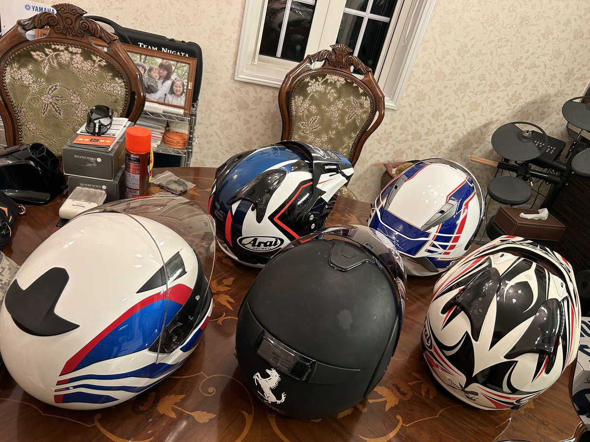 【S1000RR】のヘルメットを探していたところ、SHOEIからX-15の帽体でガードナーメットが９月までの受注生産をしているとありましたので買ってみました。ガードナーメットといえば、まだ高校生の頃【FZR400EXUP】を転がしていた時に憧れていたヘルメットでした。YAMAHAのバイクに乗っていたのでRothmans