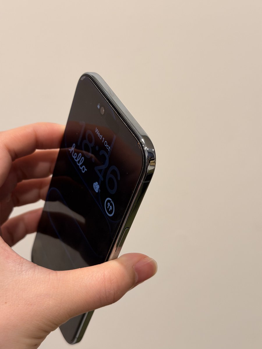 BrightMinho's tweet image. อัปเดตครับทุกคน
เจอรอยบน iPhone Air แล้วครับ ผมก็คิดอยู่ว่าหล่นขนาดนี้มันต้องมีรอยบ้างปะ
แต่เมื่อคืนหารอยไม่เจอจริง ๆ นะ55555😂

วันนี้ถ่าย Macro คือเจอเลย

ก็ต้องขอบคุณกรอบไทเทเนียมของ iPhone Air 
ถ้า iPhone 17 Pro Max หล่นแบบไม่ใส่เคส เครื่องน่าจะบุบเลยแหละ🥹