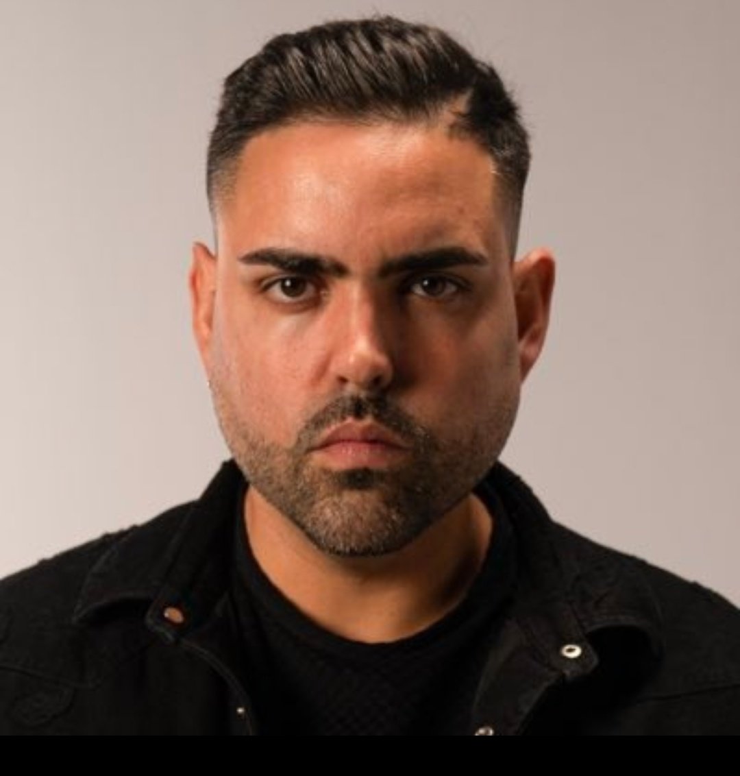 "el amor es como un río, 
que moja y salpica 
y desembucha en el mar

navegamos a la deriva, 
y nuestros sentimientos flotan 
entre la sal 
y las medusas marinas 
del mar

oh, el mar
hogar del calamar"
David Mowlihawk para <a href="/Forbes/">Forbes</a> 
Piel de gallina