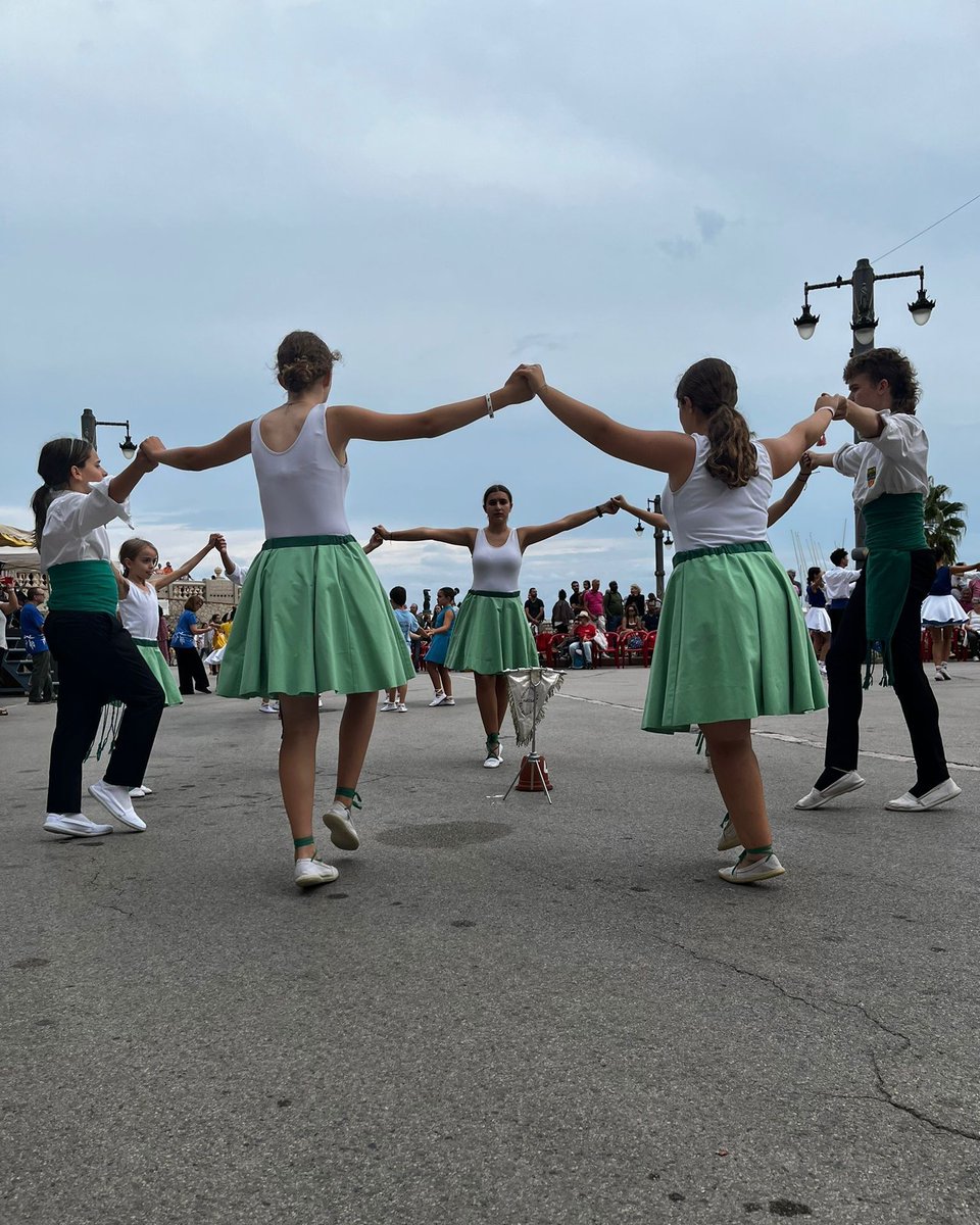 Ela Barrufets ballant a Sitges el diumenge passat #sardanes #sardanaesportiva