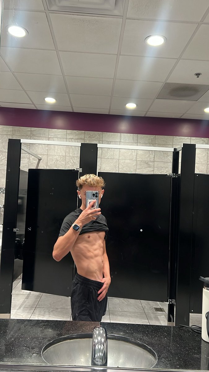 ExcusivealbertX's tweet photo. Hey babies 😘 click the link in bio 
#onlyfans #gay https://t.co/FiO0c1w3vi