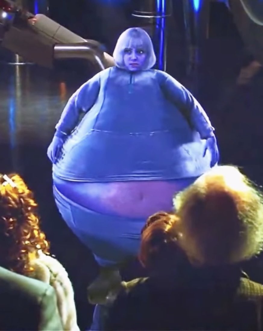 後ろ振り向く前と振り向いた後じゃお腹の膨らみが倍以上になってるのも良き🫐