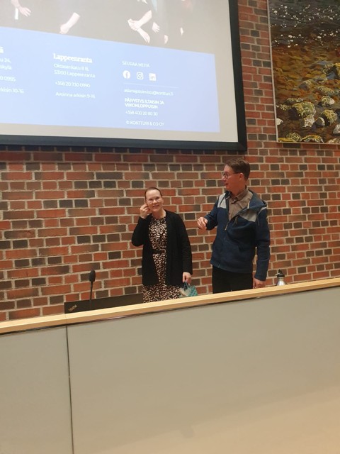 Syksyn Perintökiertueen startti keräsi salin täyteen Iisalmessa! Perintökiertue pysähtyy syksyn aikana seitsemällä paikkakunnalla. Katso lisätietoa tulevista tilaisuuksista sekä Asianajotoimiston kiertueeseen liittyvistä huikeista jäseneduista: omakotiliitto.fi/jasenelle/neuv…