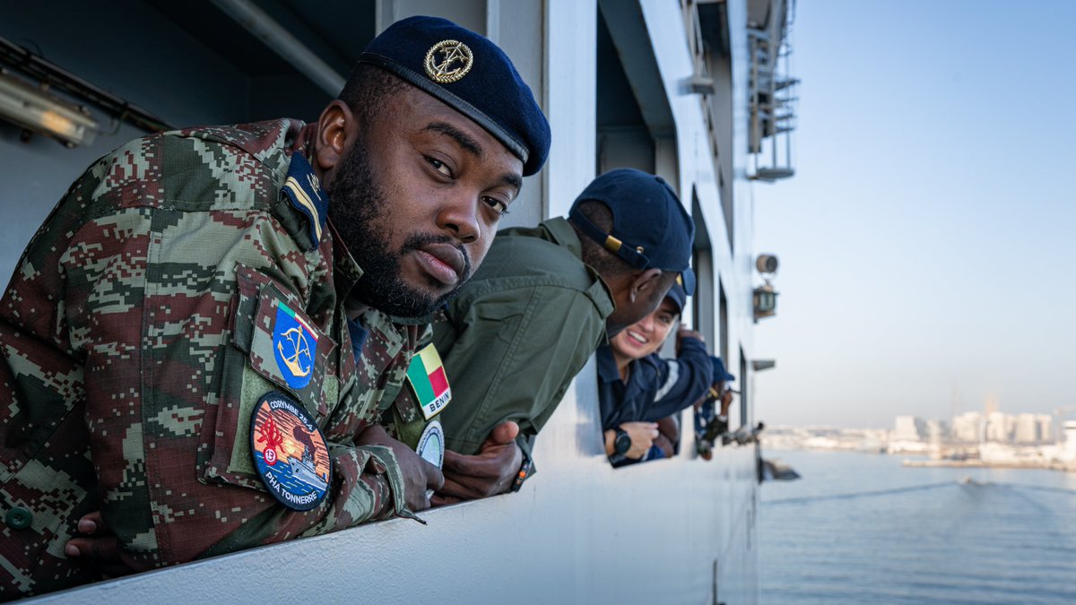 MarineNationale's tweet photo. #Corymbe | Le PHA Tonnerre a rejoint la zone Corymbe : lutte contre drones &amp; menaces asymétriques, exercices de tirs, vols de surveillance. Le stage SIREN se poursuit avec les 37 stagiaires, renforçant la coopération avec les pays de l’Architecture de Yaoundé https://t.co/z6Xb4XFMl2