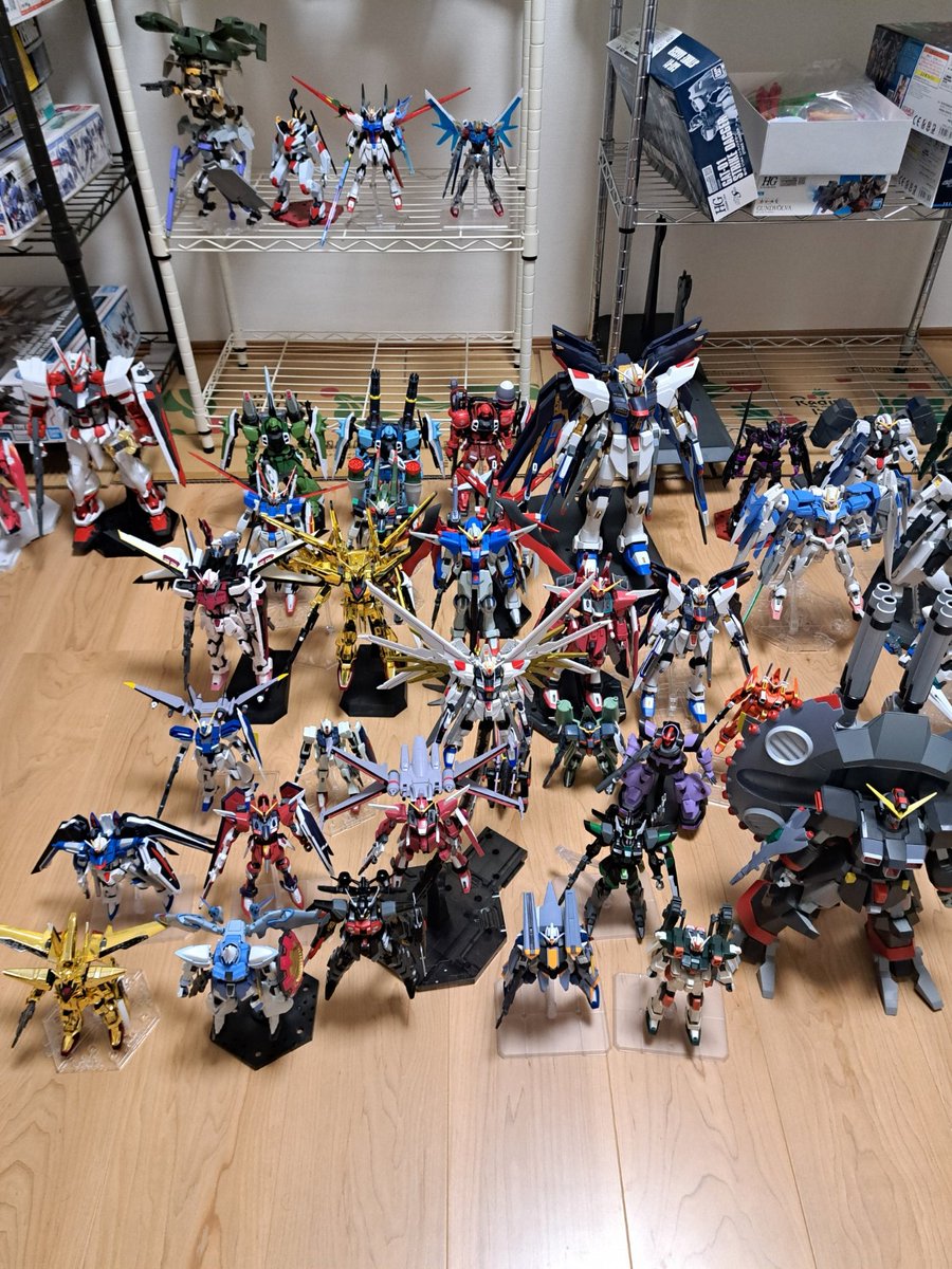 UK9966799194054's tweet photo. 今持ってるガンプラの一部をお見せしますΣ(`･ω･ )ｵｫ!!

SEED＆Destiny＆FREEDOMのプラモが一番多く、00、AGEと続きます

棚に飾ってるのも壮観ですがスペースを活かして床に敷き詰めるのも面白いですね(((o(*ﾟ▽ﾟ*)o)))

#ガンプラ好きな人たちと繋がりたい
#ガンダムSEED好きと繋がりたい https://t.co/hkH3U0wAAC