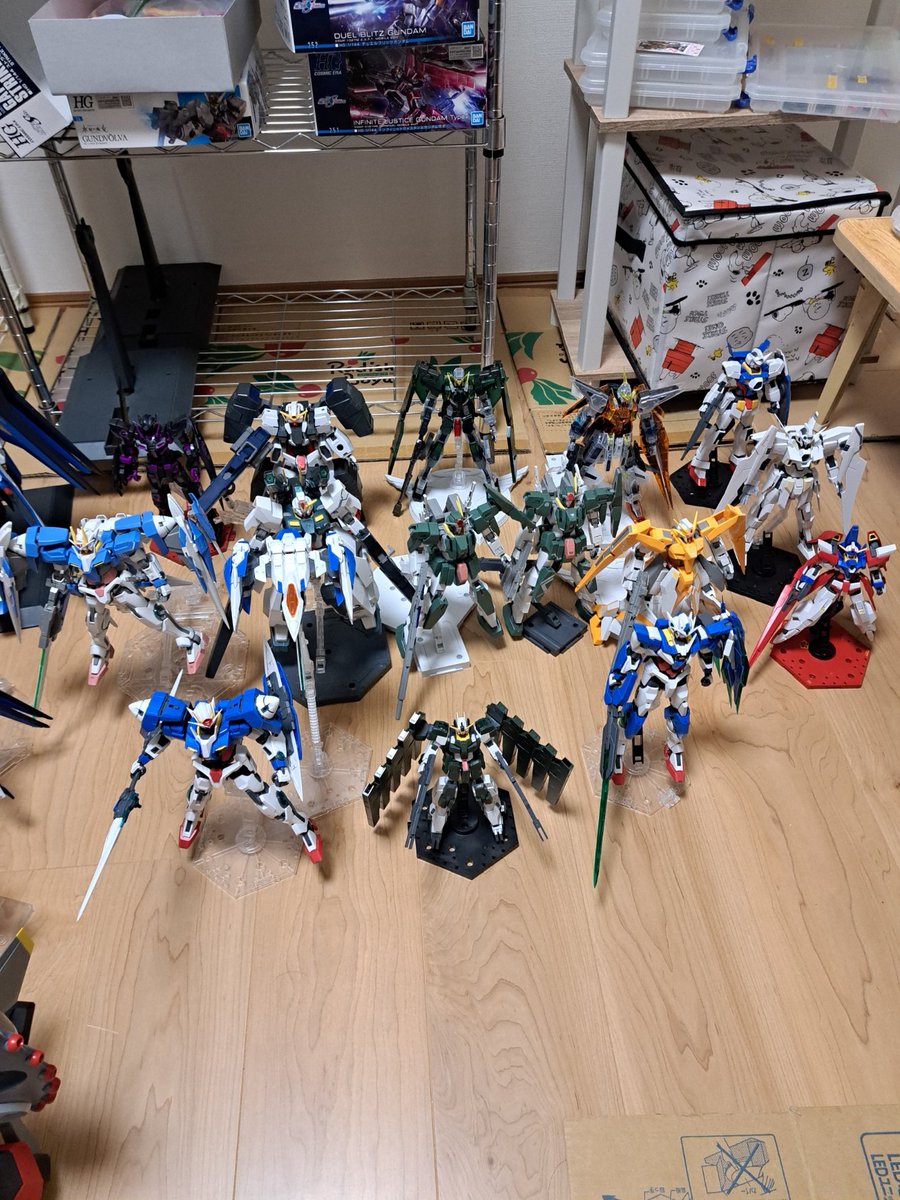 UK9966799194054's tweet photo. 今持ってるガンプラの一部をお見せしますΣ(`･ω･ )ｵｫ!!

SEED＆Destiny＆FREEDOMのプラモが一番多く、00、AGEと続きます

棚に飾ってるのも壮観ですがスペースを活かして床に敷き詰めるのも面白いですね(((o(*ﾟ▽ﾟ*)o)))

#ガンプラ好きな人たちと繋がりたい
#ガンダムSEED好きと繋がりたい https://t.co/hkH3U0wAAC