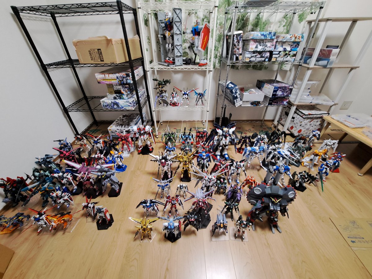 UK9966799194054's tweet photo. 今持ってるガンプラの一部をお見せしますΣ(`･ω･ )ｵｫ!!

SEED＆Destiny＆FREEDOMのプラモが一番多く、00、AGEと続きます

棚に飾ってるのも壮観ですがスペースを活かして床に敷き詰めるのも面白いですね(((o(*ﾟ▽ﾟ*)o)))

#ガンプラ好きな人たちと繋がりたい
#ガンダムSEED好きと繋がりたい https://t.co/hkH3U0wAAC
