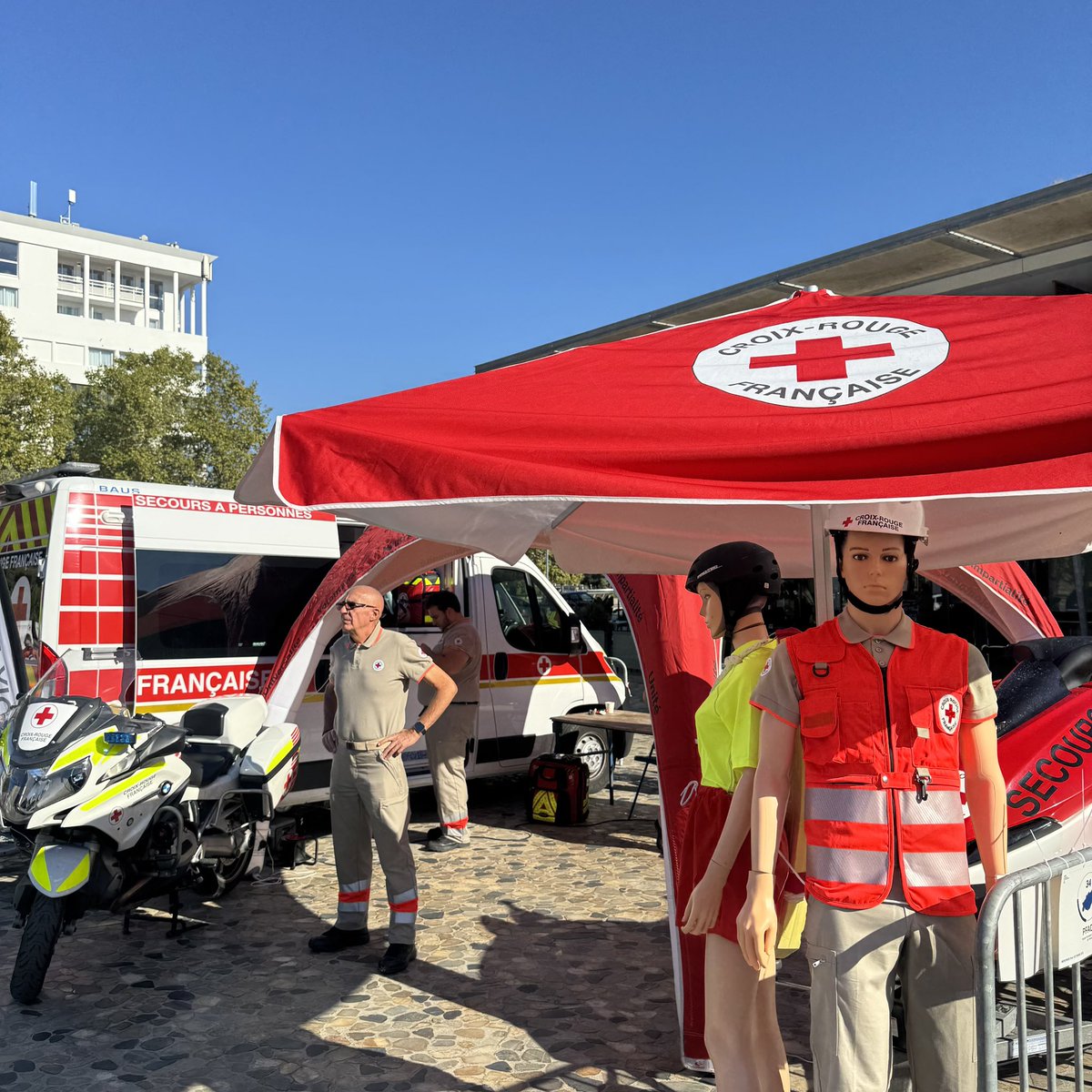 CroixRouge34's tweet photo. #ExplorerDay | ⛑️ Aujourd’hui, venez à la rencontre des acteurs de la #sécurite à @montpellier_.
🚑 #Ambulance, moto, jet ski, découvrez nos moyens spécialisés jusqu’à 16h sur le parvis de l’hôtel de ville ! https://t.co/NgZk8cBOBO