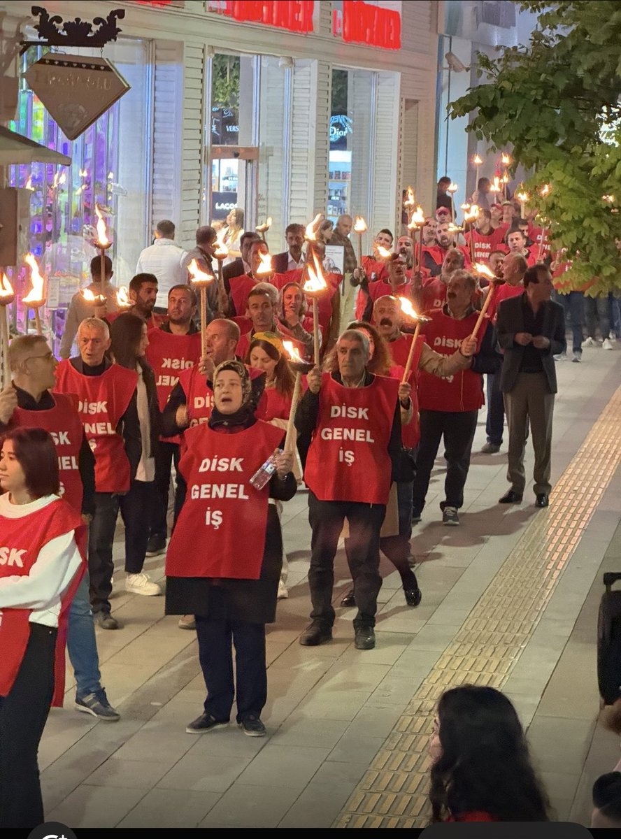 “Van kayyumu yüzlerce üyemizi ekmeğinden etti. 63 gündür Van sokaklarında direnen üyelerimiz açlıkla, yoksullukla sınanıyor. Kış gelirken üyelerimizi işsiz bırakmak halka ihanettir. Van kayyumu derhal bu zulme son vermeli, işçiler işlerine geri dönmelidir!”