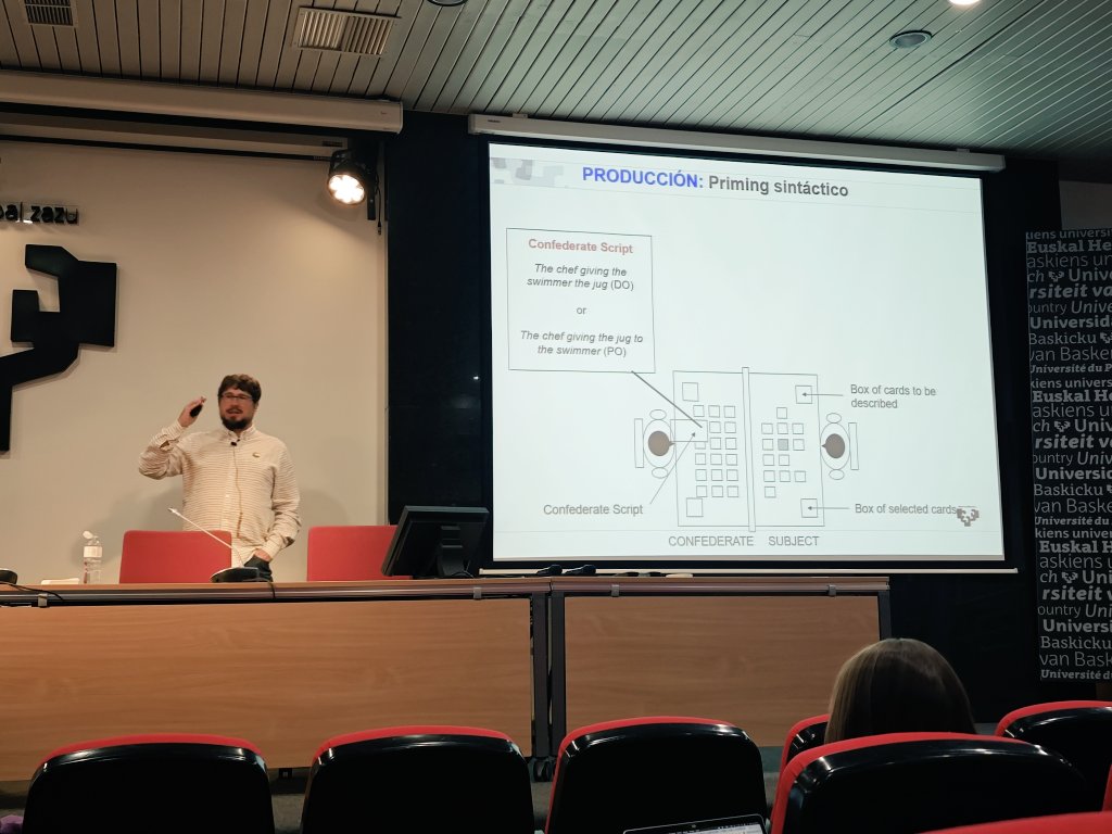 De las tareas de producción y comprensión sintáctica que ha explicado Mikel Santesteban, ¿cuál te interesa más? ¿Priming sintáctico, descripción de dibujos, juicios de aceptabilidad, lectura autoadministrada, presentación visual serial rápida, EEG, rastreo ocular...?