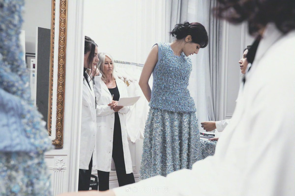 迪奥全球品牌大使迪丽热巴，秀前试装准备时刻优雅揭幕。

由迪奥女装、男装及高级订制系列创意总监乔纳森•安德森（Jonathan Anderson）执掌呈献的#迪奥二零二六春夏秀# 将于北京时间十月一日晚二十点三十分，在法国巴黎举行。

#Dilraba  #DiorSS26 #DilrabaxDior <a href="/Dior/">Dior</a>