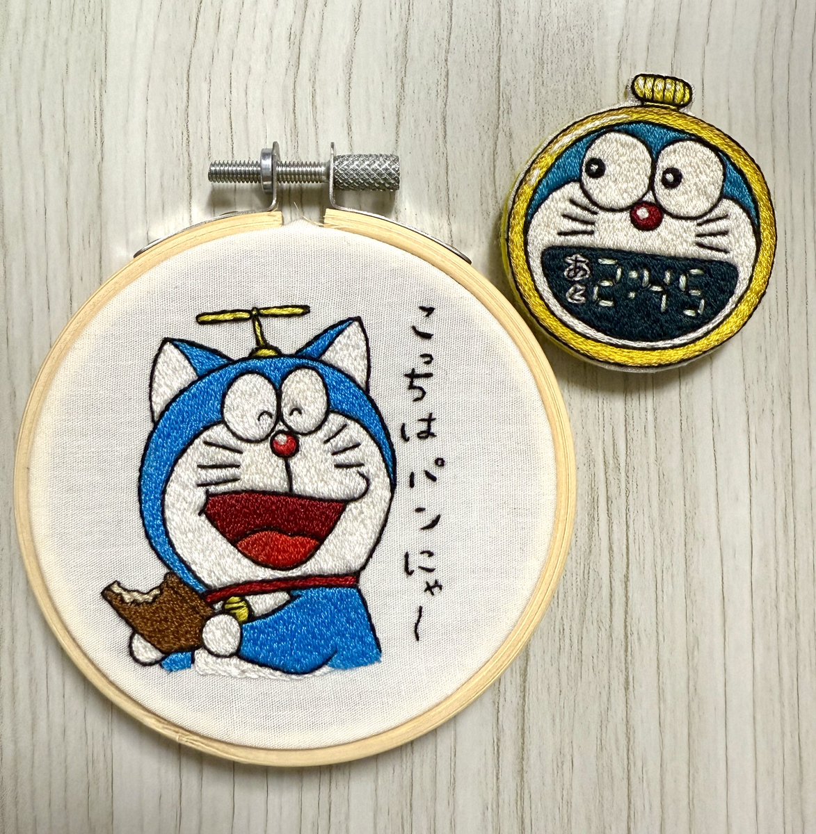 sakubee5's tweet photo. だいぶ前に刺繍したアニマル惑星の好きなシーン🧵😸🐻🐰🦍🦊　🌕🐶
右上は数年前に作ったブローチ🪡 https://t.co/epBPkz2sEo
