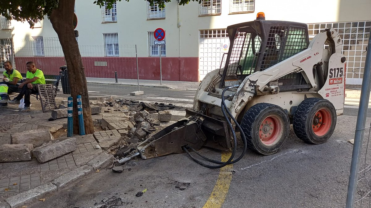 arbolsanleandro's tweet photo. Comienzan las obras de mejora de @lapiladelpato con la peatonalizacion del tramo norte de la misma,  https://t.co/e8qlI1Nu25 esperamos el mejor disfrute y uso de tod@s, con ganas de ver un buen adoquinado, árboles, y menos trafico¡ https://t.co/tJ2bfHHizu