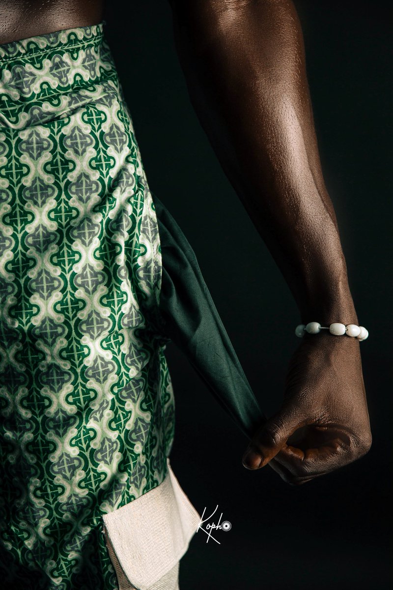 ko_pho_'s tweet photo. Bound and Empty
Hands tied, pockets hollow. A people clothed in strength, yet stripped of opportunity. This is the weight of millions but it is not the end of the story.
What does independence mean to you?🇳🇬
#nigeriaat65 #independenceday2025 #africanart #struggletosuccess https://t.co/gmSyJNJLVn