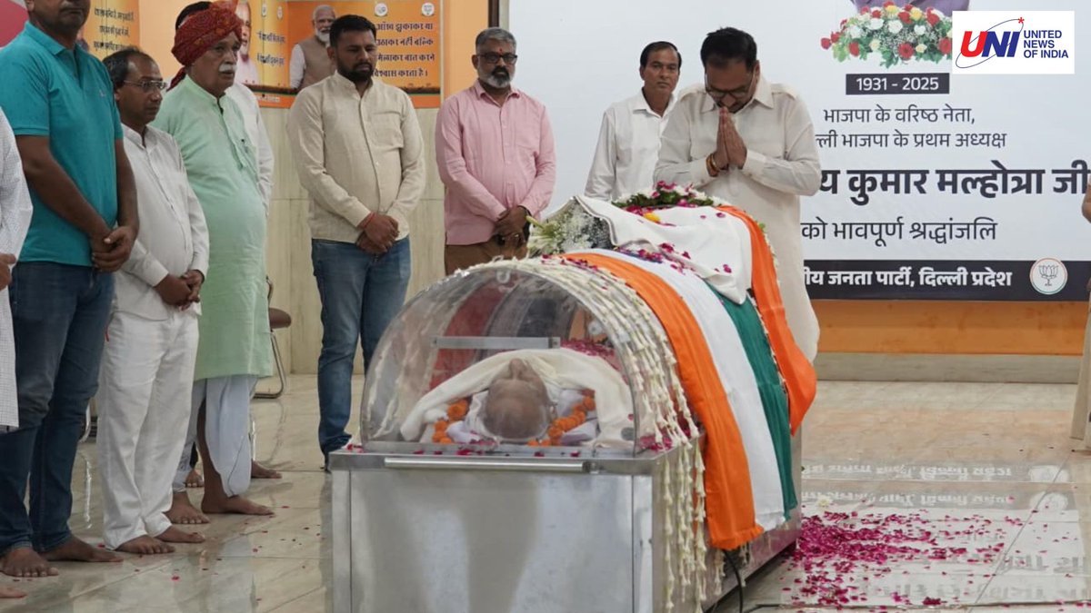 uniindianews's tweet photo. #InPhotos | Delhi BJP President Virendraa Sachdeva pays tribute to late veteran BJP leader Vijay Kumar Malhotra at the Delhi BJP state office.
(📸: Ritik Sharma / UNI)
@Virend_Sachdeva | #VirendraaSachdeva | #Delhi | #BJP https://t.co/RTT5TH1LGV