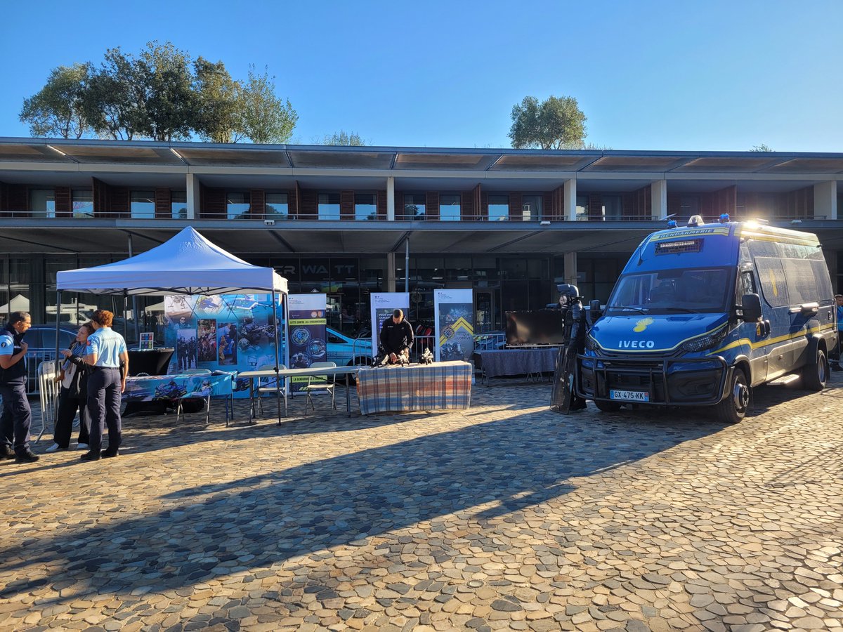 Gendarmerie_034's tweet photo. 🚀 Explorer Day à #Montpellier est lancé depuis 10h sur le parvis de la mairie !
👉 Rencontres, animations, découvertes autour des acteurs de la sécurité.
Venez nombreux profiter de cette journée exceptionnelle !
#ExplorerDay #Sécurité https://t.co/dWYpIPYF9b