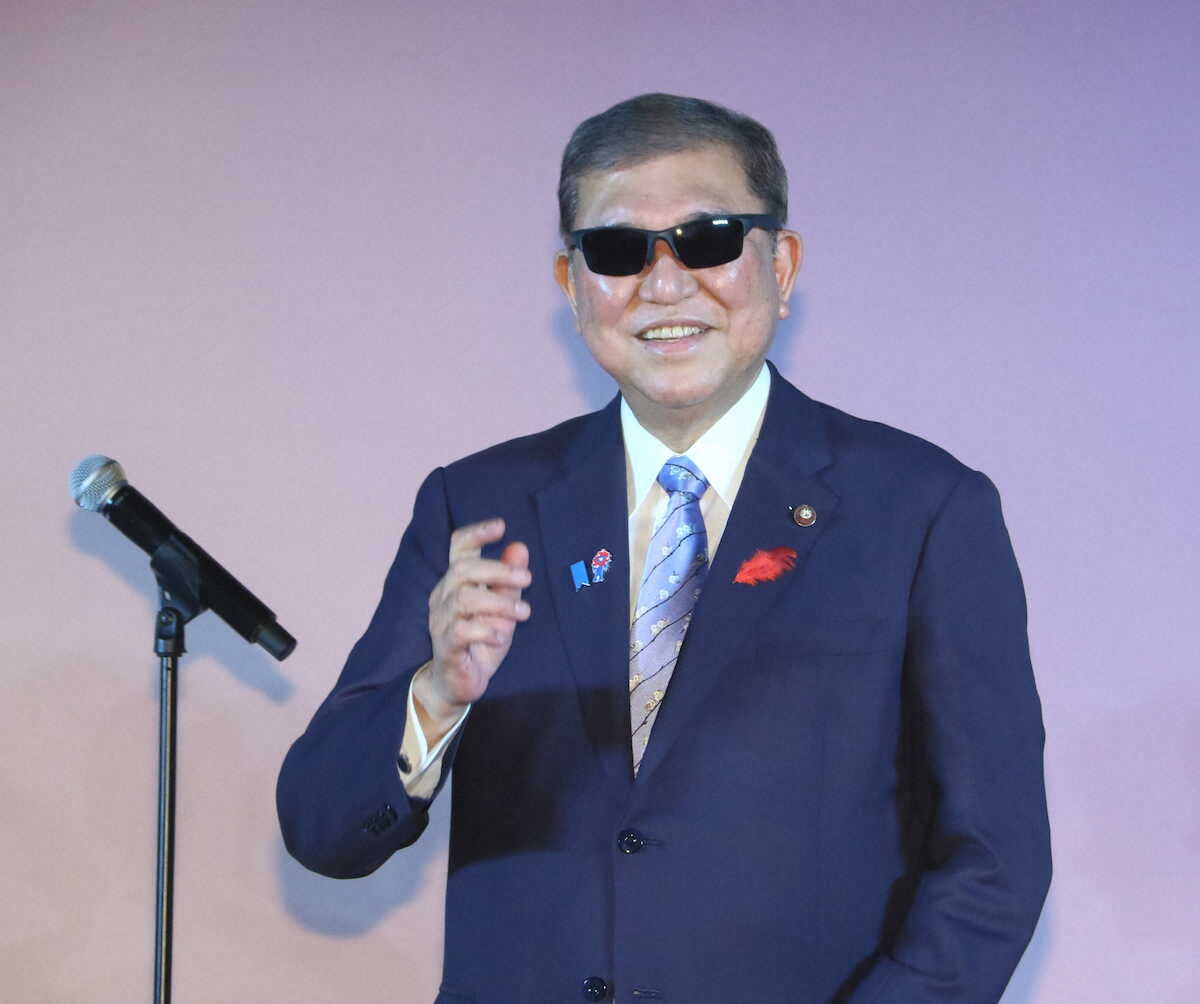 livedoornews's tweet photo. 【にっこり】石破首相、日本メガネベストドレッサー賞を受賞 「たまにはいいことがある」
https://t.co/ifcGTo6Sot

副賞として、水に浮くサングラスをプレゼントされると会場がざわついた。視力はそこまで悪くはなく、メガネは自民党総裁選出馬にあたり、顔を柔和に見せるためにかけ始めたという。 https://t.co/Wno4ctJBYF