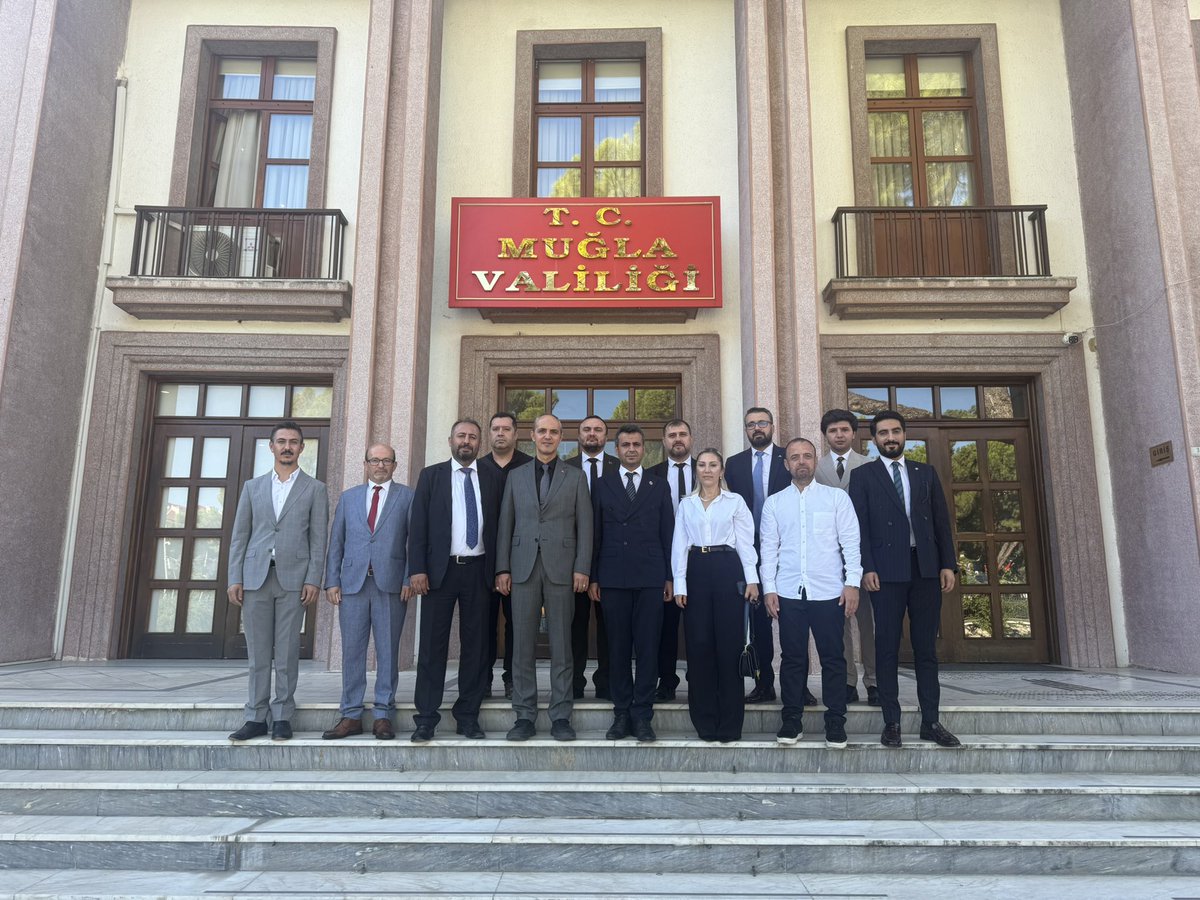 📍Muğla Valiliğimizi ziyaret ettik.
Sayın Valimiz <a href="/idrisakbiyik/">Dr. İdris AKBIYIK</a> ile  Vakfımızın Çalışmalarına ilişkin verimli bir görüşme gerçekleştirdik.
Misafirperverlikleri ve ev sahiplikleri için teşekkür ederiz.

#Muğla #MuğlaValiliği #ValilikZiyareti #MuğlaValisi #Egeninincisi #GüzelMuğla