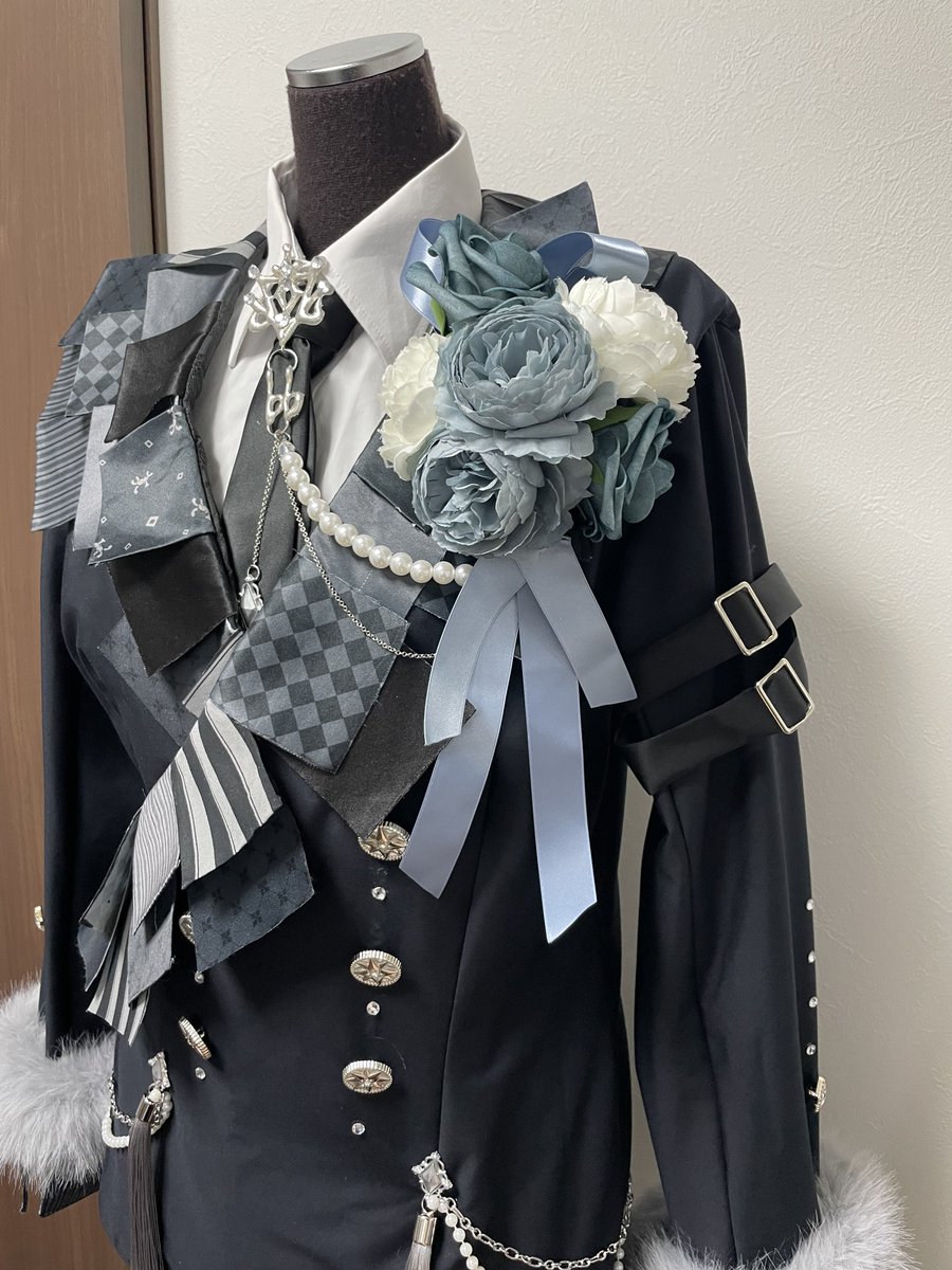 mitsuto2319's tweet photo. アイドリッシュセブン10周年和泉一織くん衣装できてました〜！簡単なジャケット型のはずなのに襟でえらい目にあいました😇頑張ったところなどはツリーに〜！
改めて、アイナナ10周年おめでとうございます！
 #ミツト衣装製作
 #ミツト衣装完成品 https://t.co/eWyLp40V1l