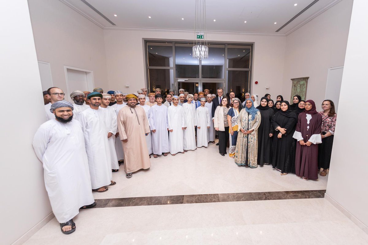 نودعهم بكل فخر في طريقهم إلى ألمانيا - ٢١ شابًا عُمانيًا في منزل السفير. بدعم من الهيئة الألمانية للتبادل الأكاديمي (DAAD)، سيبدأون قريبًا دراساتهم الجامعية في ألمانيا. يسعدنا استقبال الجيل القادم من الباحثين العُمانيين وهم يتخذون هذه الخطوة الجريئة نحو مستقبلهم.