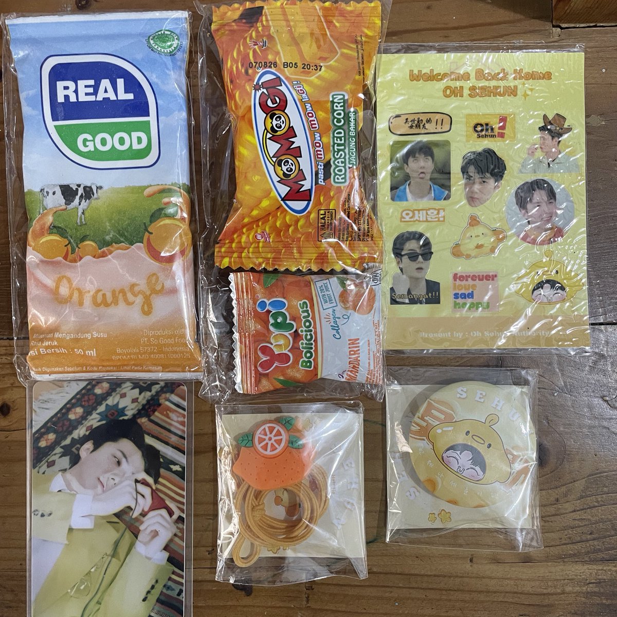 rempongnoona's tweet photo. 🌻 today’s mail comes from @OSHAuthority 🌻

thank you for doing this — from exo-l to exo-l. your dedication has been paid off! ✨💛 

cute pvc pc (i really love this 🥺🫶) in yellow ofc. huhuhu you guys deserve the best. sehat-sehat para admins! you know who you are 🤓 https://t.co/EEPJPe6Dm8