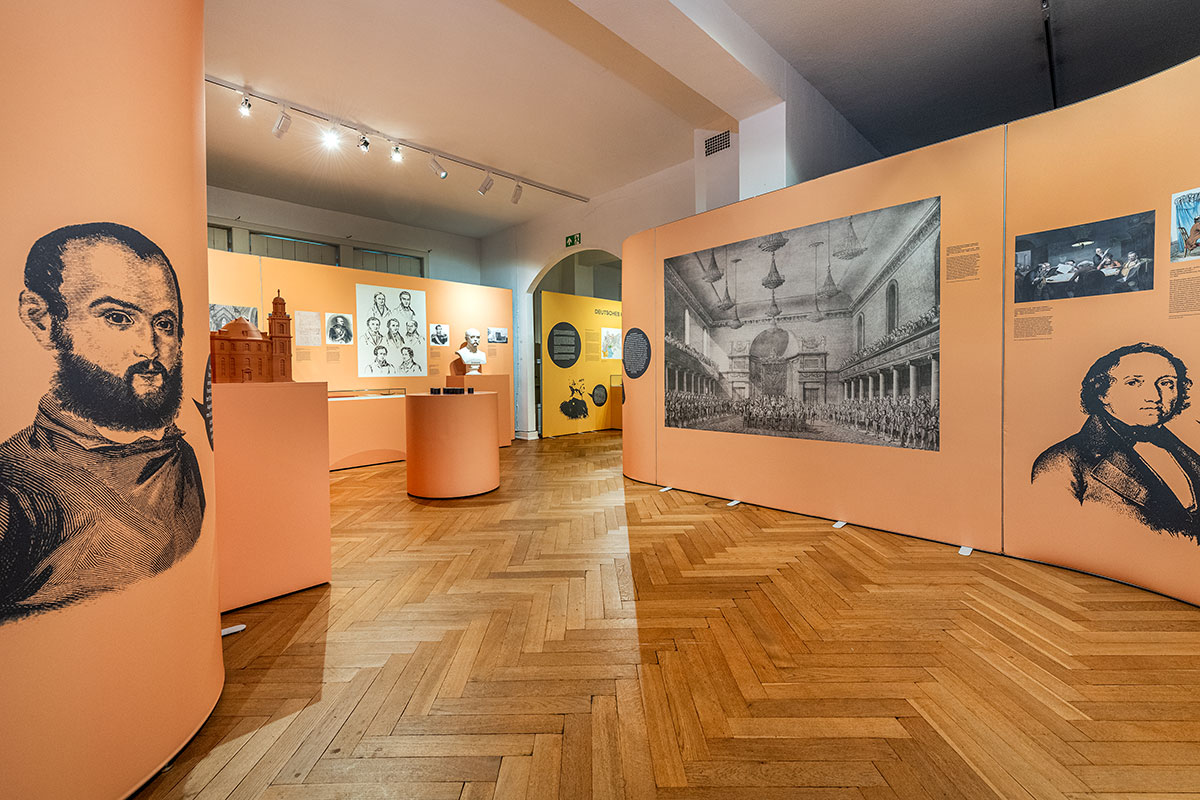 „Volkes Stimme!“ – Wir haben im Bismarck-Museum Friedrichsruh unsere Sonderausstellung über die Geschichte des Parlamentarismus im Kaiserreich eröffnet. 

Die Ausstellung ist bis zum 12. April 2026 zu sehen, der Eintritt ist frei.