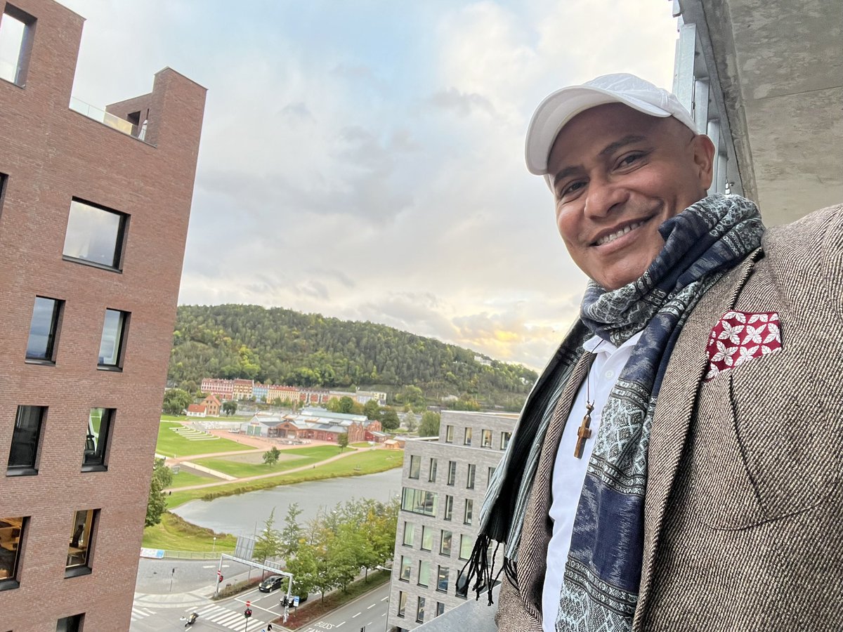 OsloCouncilman's tweet photo. I am enjoying my stylish neighbourhood of Bjørvika, 20 years ago use to be a dump before this beautiful transformation #VisitOslo https://t.co/oLlz6KGJ9y