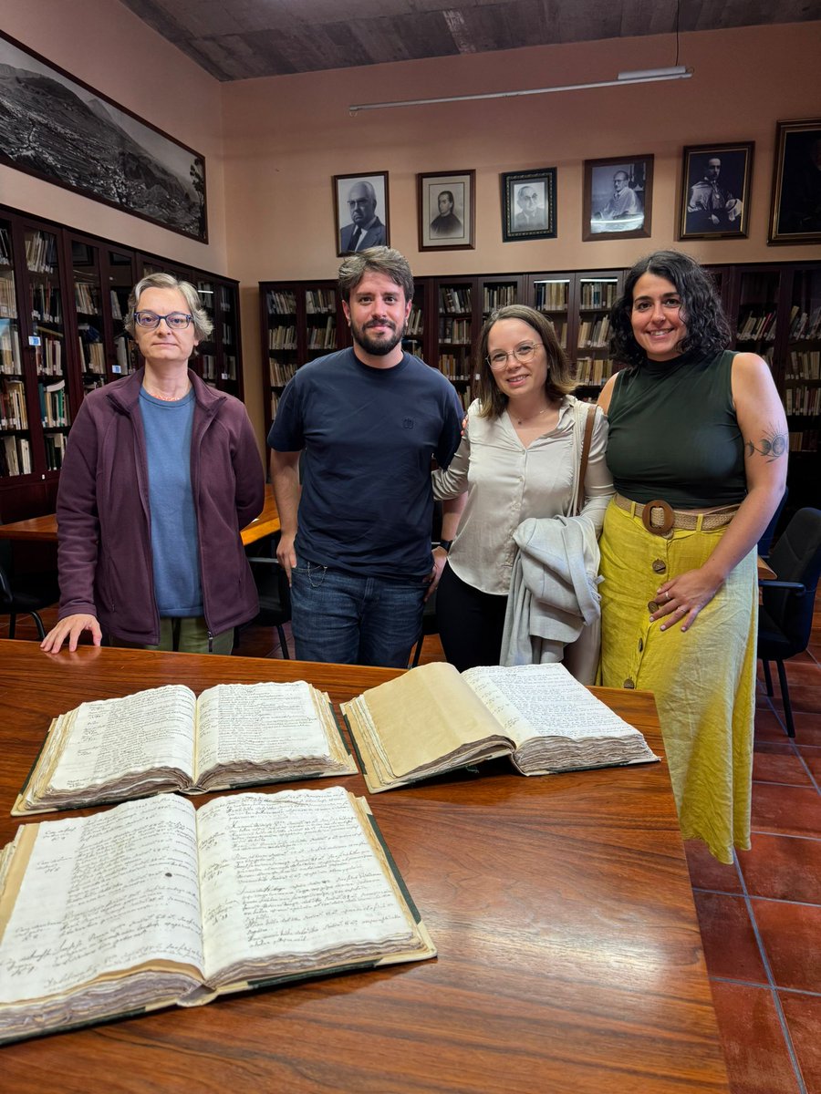 Con motivo de la II Sesión del Seminario de las Familias isleñas, que organiza la <a href="/RSEAP_Tenerife/">RSEAPT</a>, hemos realizado una visita a su Archivo, a cargo de Diana Ramos y Zulaika Navarro, donde nuestros colegas de <a href="/CSarmentoCEP/">Casa de Sarmento</a> pudieron apreciar en primera persona los padrones de 1779
