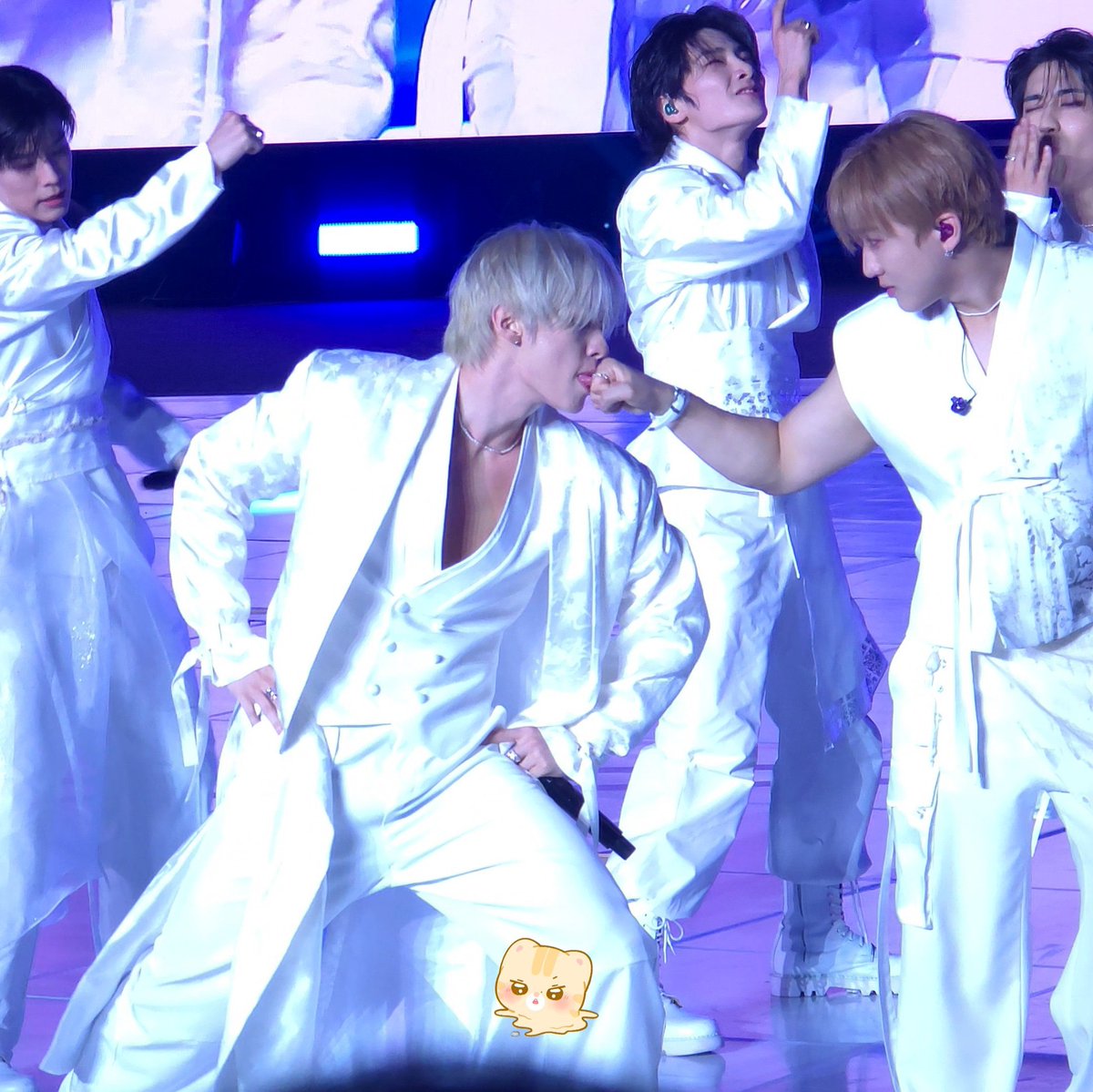 hyuni_is_luv's tweet photo. がっつり舐めててやばいwwwwww https://t.co/qyREDxekgI