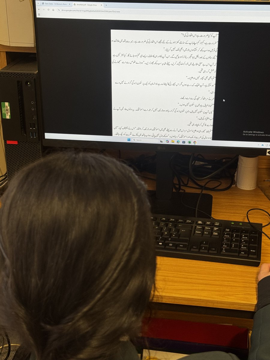 📖 In our Study Zone, a student chose to read a book online in her first language, Urdu. After speaking to her, we learnt the passage explains the importance of gratitude, learning and good character — values she was showing in her choice. 🌟 @stoc_cat #stmonicasrchs_studyzone